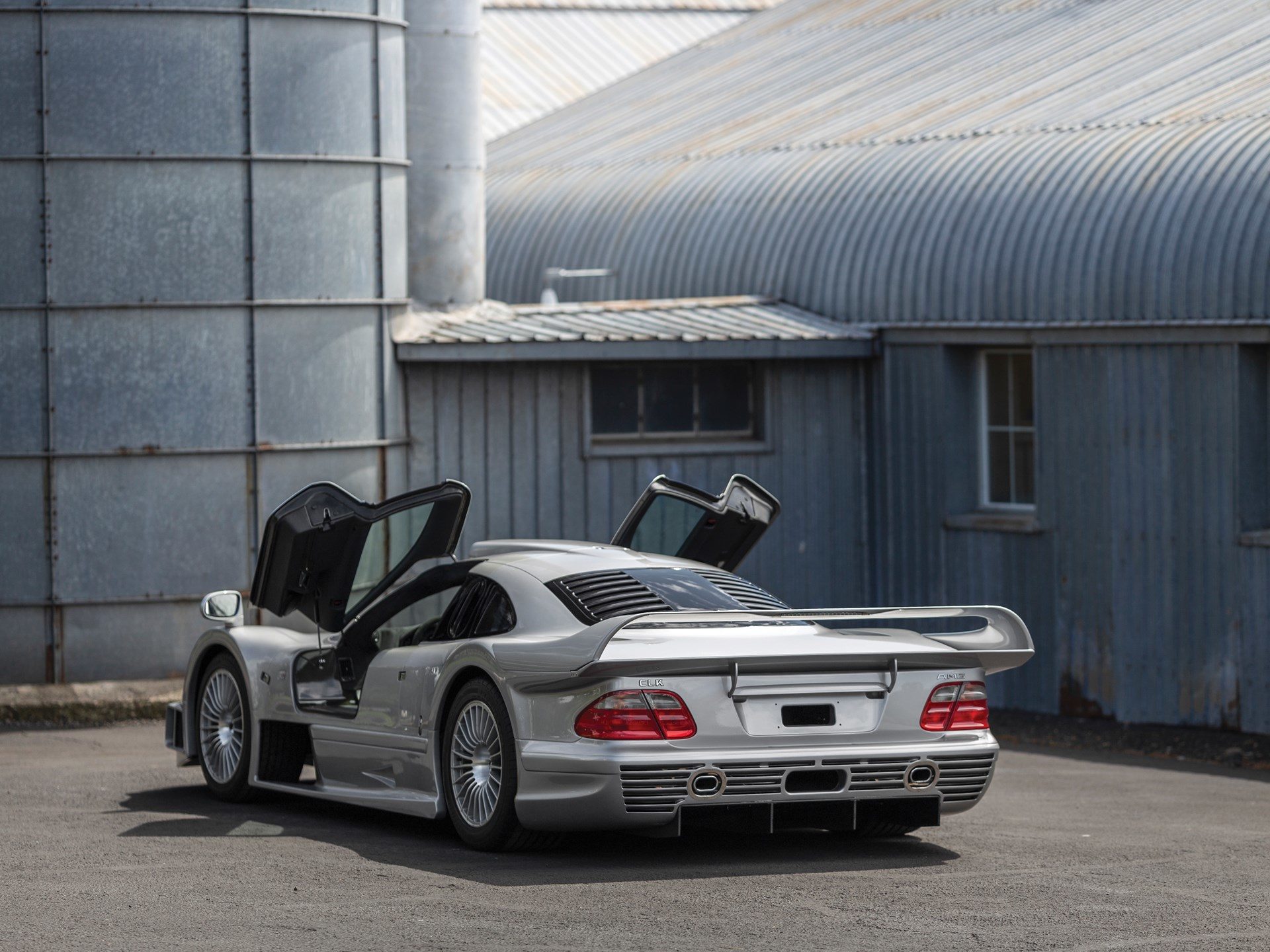 Mercedes-Benz AMG CLK GTR: egzemplarz nr 9 idzie pod młotek.