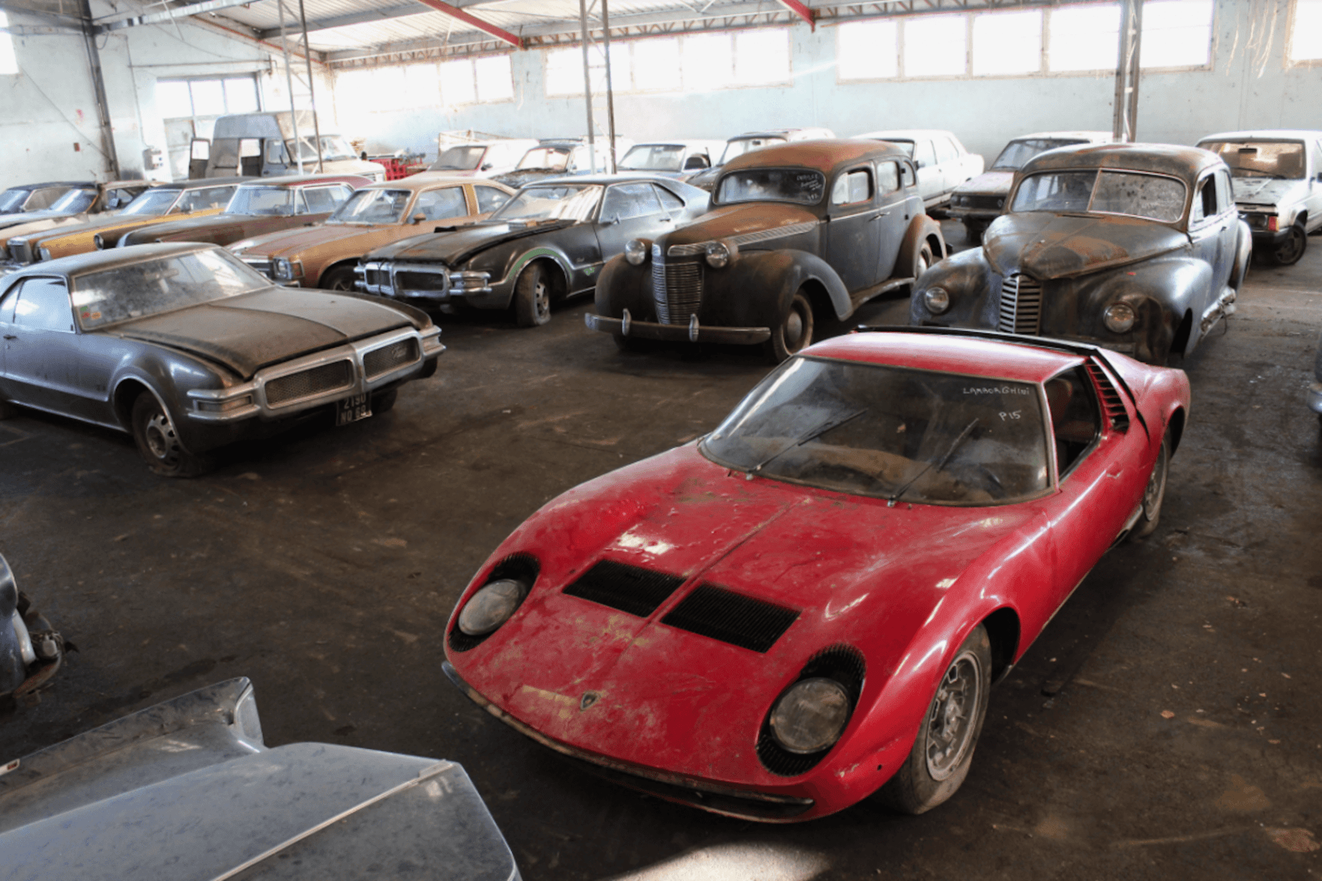 Barn-Find po francusku, czyli 81 samochodów na aukcji. Jednym z nich Lamborghini Miura