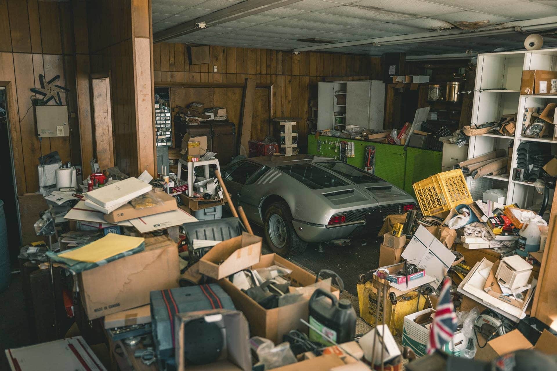 Stary zaniedbany budynek, a w środku Lamborghini Espada, DeTomaso Mangusta i kilka innych rodzynków