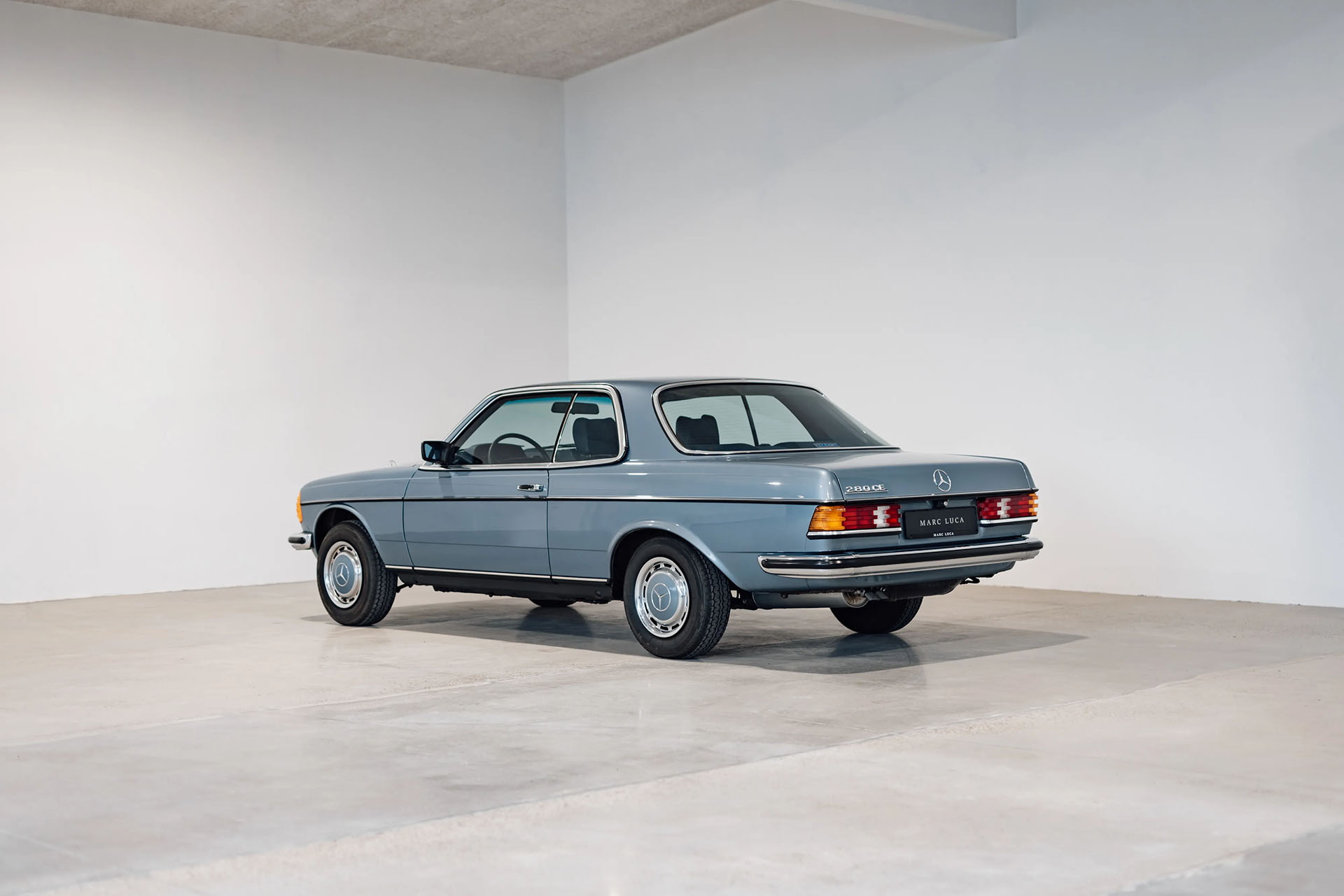 Na sprzedaż Mercedes-Benz 123 280CE z przebiegiem niecałych 5000 kilometrów. Cena takiego klasyka powala!