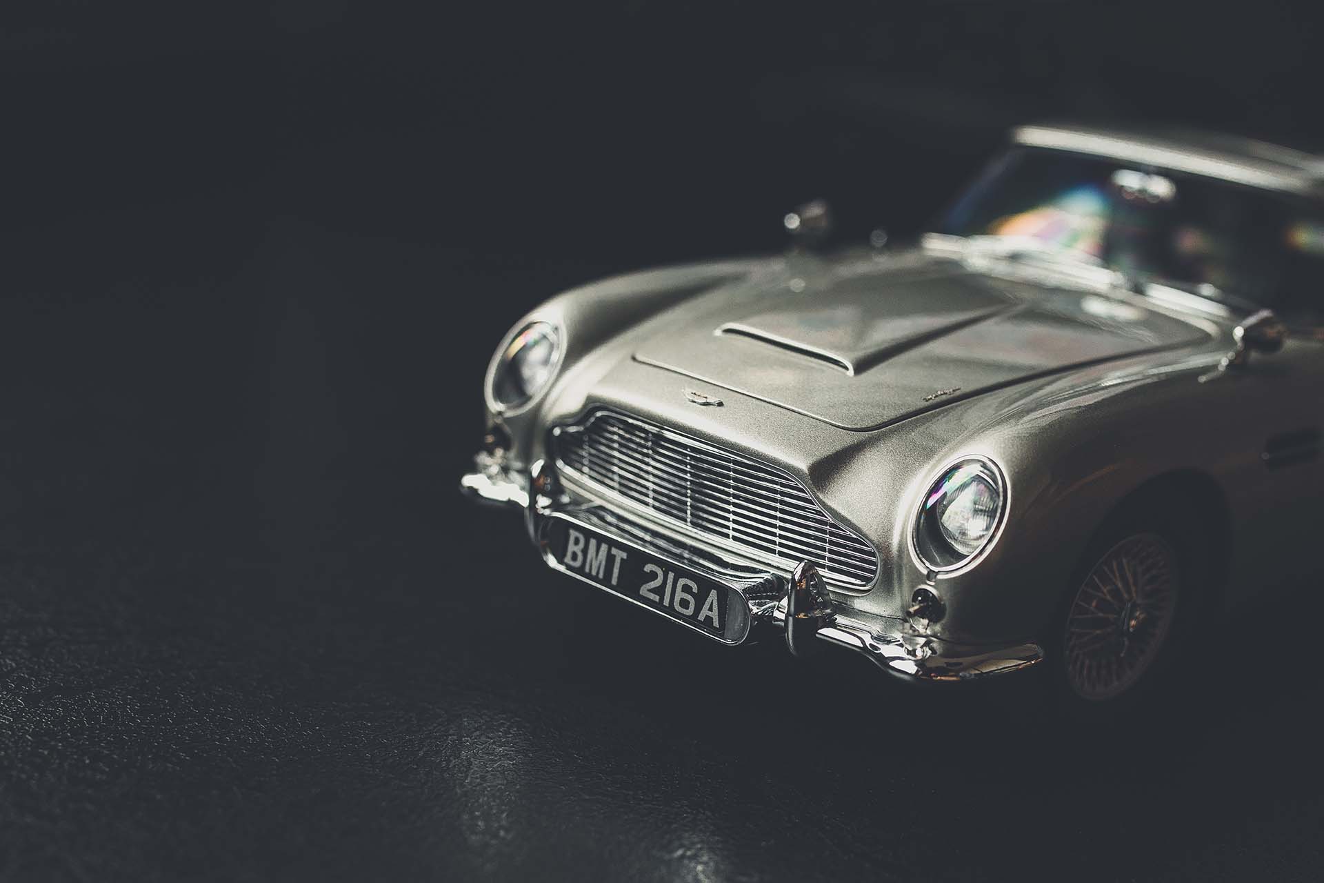 Aston Martin DB5 z filmu „Goldfinger” – motoryzacja w skali 1:18